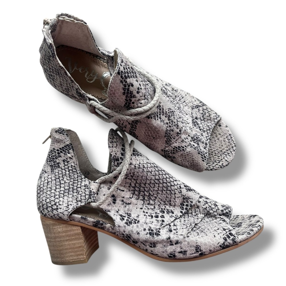 Very G Women 9.5 Tan Snake Skin Peep Toe Cut-Out Sides Sillian Heel Ankle Bootie
